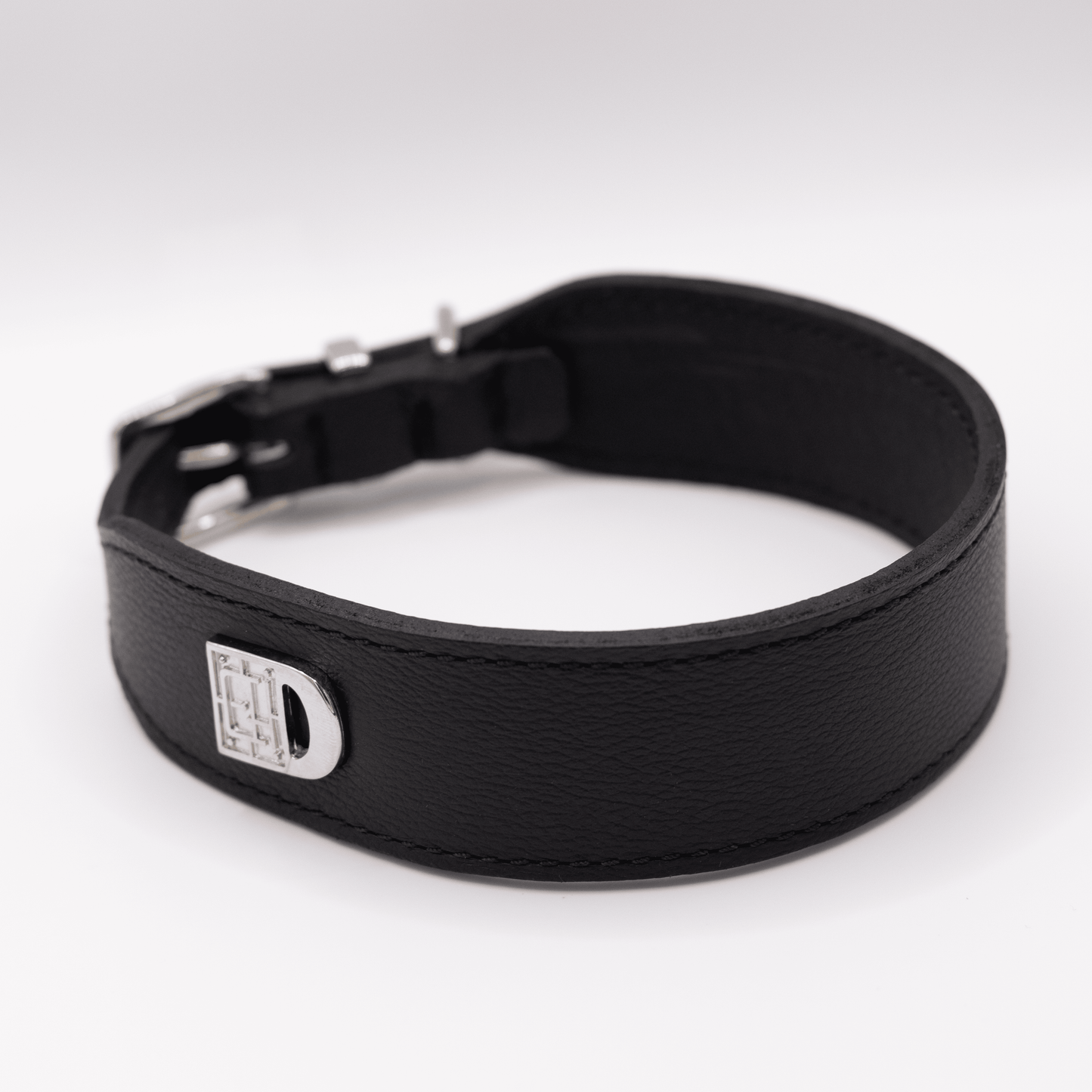 the dog collar for large breeds. Handmade in England.