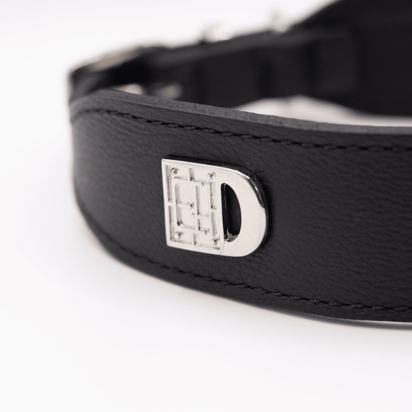 the dog collar for large breeds. Handmade in England.