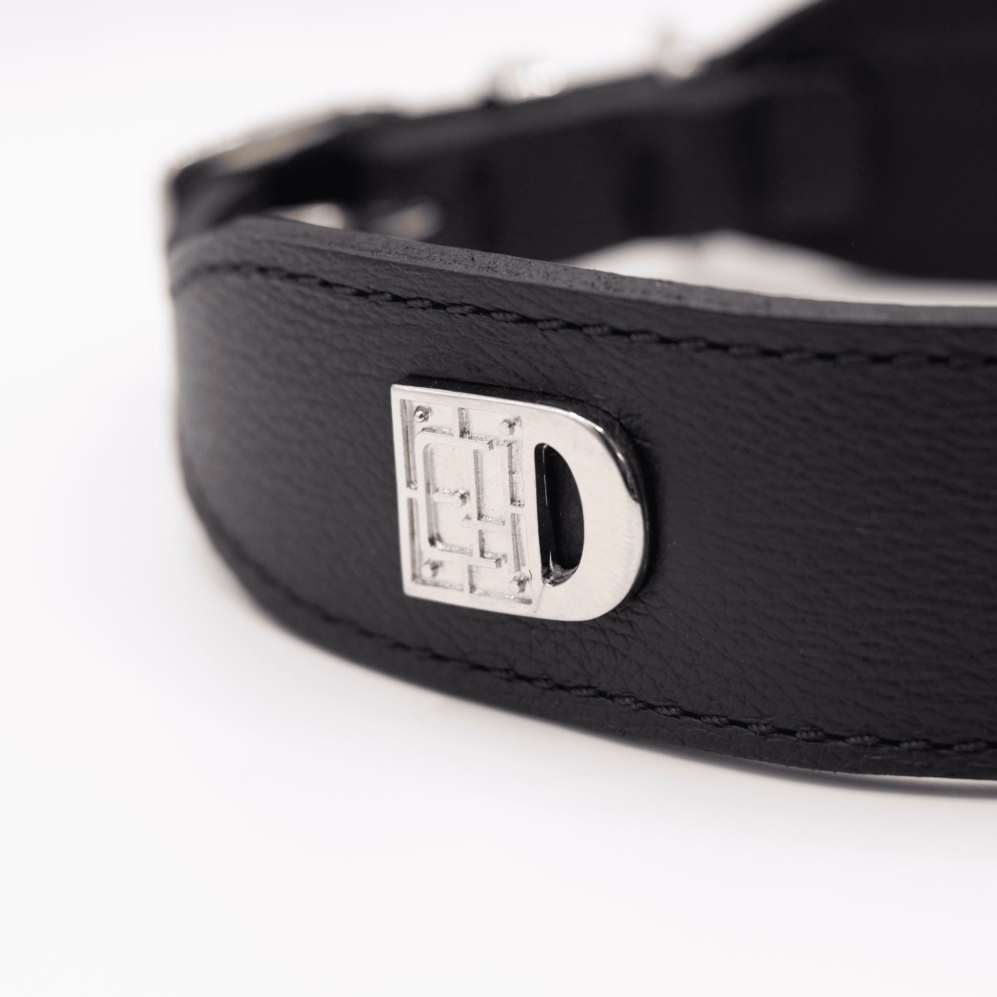 the dog collar for large breeds. Handmade in England.